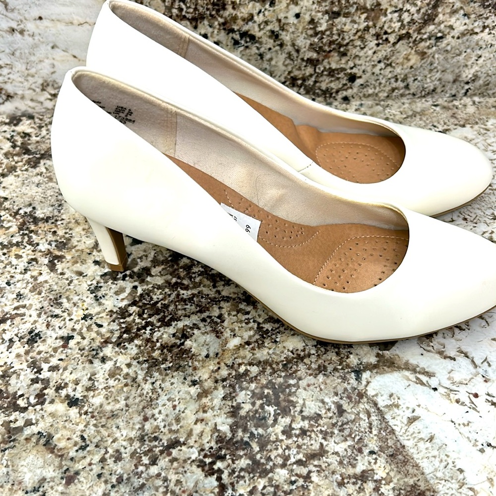 Women’s white 2.5” heels - Picture 2 of 5